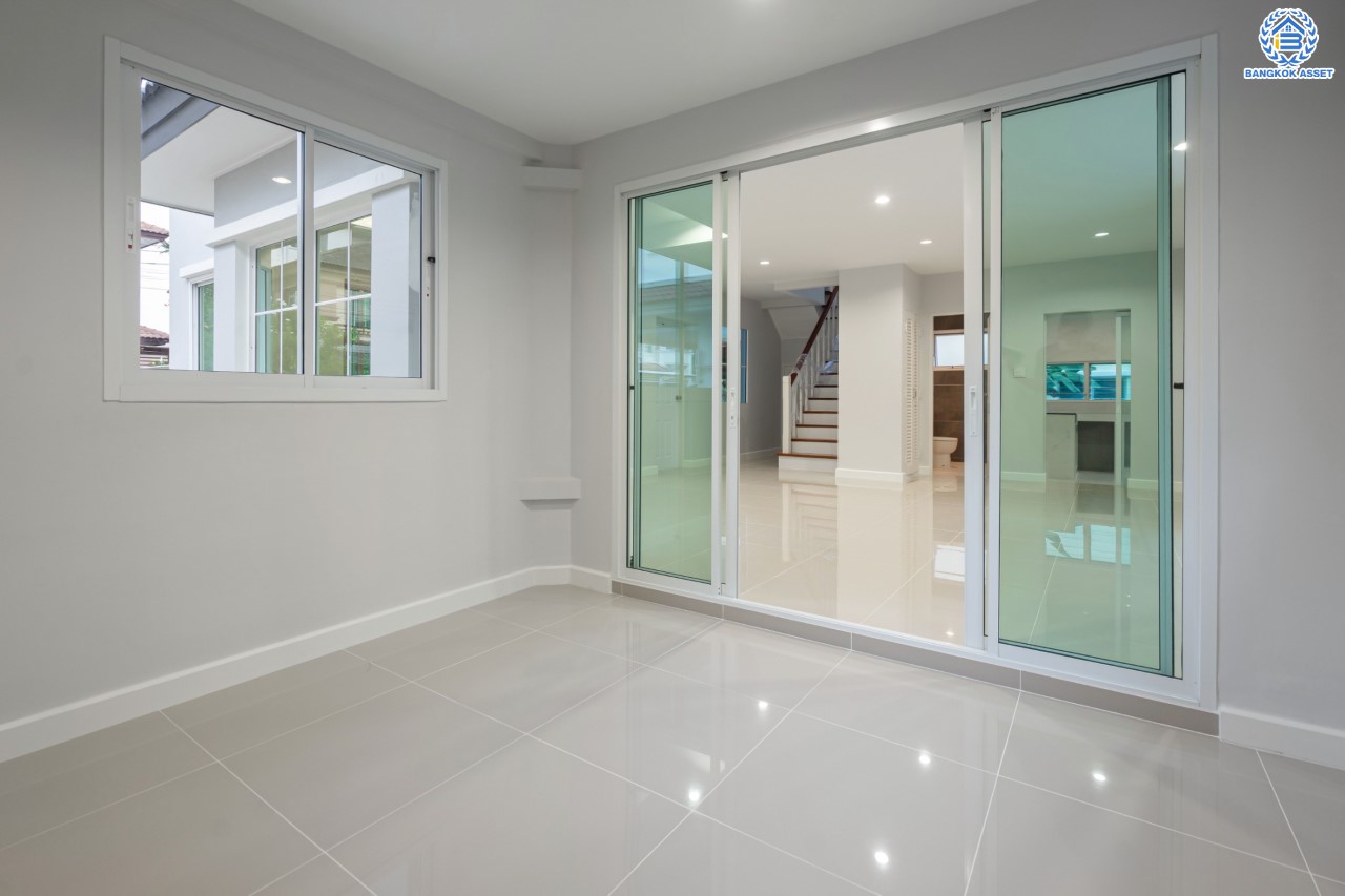 บ้านมือสองตกแต่งใหม่ ม.นันทวัน พระราม5 ตกแต่งหรูหรา หลังใหญ่กว่า 64 ตร.ว. ฟังก์ชันจัดเต็ม 3 ห้องนอน 3 ห้องน้ำ 1 ห้องอเนกประสงค์ จอดรถได้ 2 คัน พร้อม Living Room รองรับทุกความสุข ทำเลเดินทางสะดวก ใกล้ทางด่วน "กาญจนาภิเษก" และรถไฟฟ้าสายสีม่วง "สถานีบางรักใหญ่"